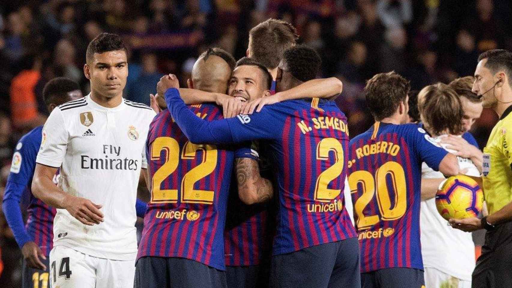 Varios jugadores del Barça celebran la victoria frente al Real Madrid. Tsunami Democràtic amenaza el próximo / EFE
