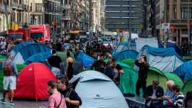 Jóvenes acampados en el centro de Barcelona / EFE