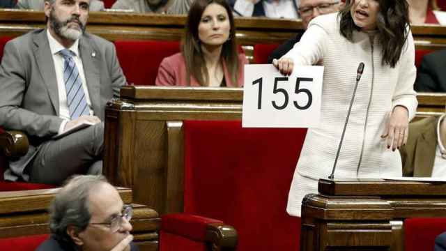 Inés Arrimadas enseña un 155 a Quim Torra en el Parlament / EFE