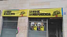 Los fieles de Puigdemont tapan el nombre de las sedes del PDeCAT, como esta en Tarragona, con las de Junts per Catalunya /CG