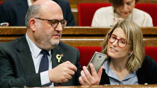 Eduard Pujol y Elsa Artadi, diputados de JxCAT, en el Parlamento catalán / EFE