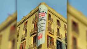 La segunda pancarta colgada por los independentistas en plenas Ramblas en el primer aniversario del 17A / CG