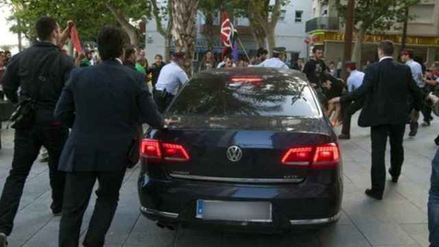 Protesta ante el coche oficial de Cristóbal Montoro al abandonar el mitin de Vilanova en 2014 / ARCHIVO
