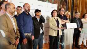La alcaldesa de Barcelona, Ada Colau, con representantes de la Plataforma de Afectados por el Top Manta / CG