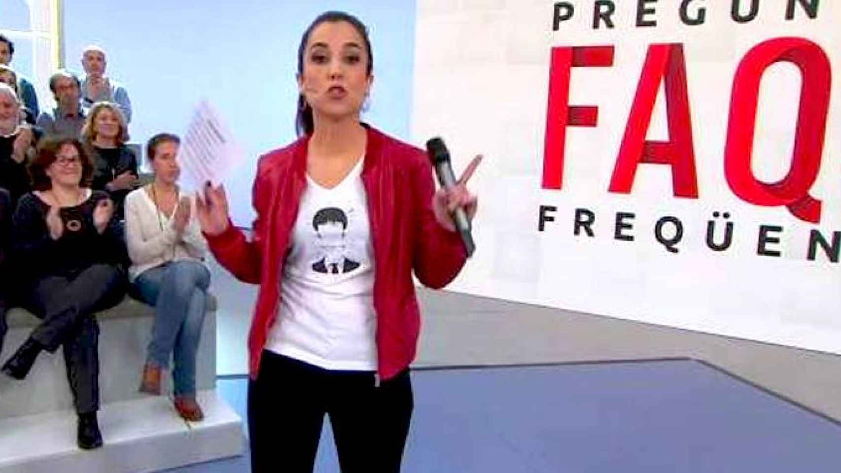 Laura Rosel, presentadora del polémico programa de TV3 FAQS, con la camiseta con la cara de Carles Puigdemont / TV3