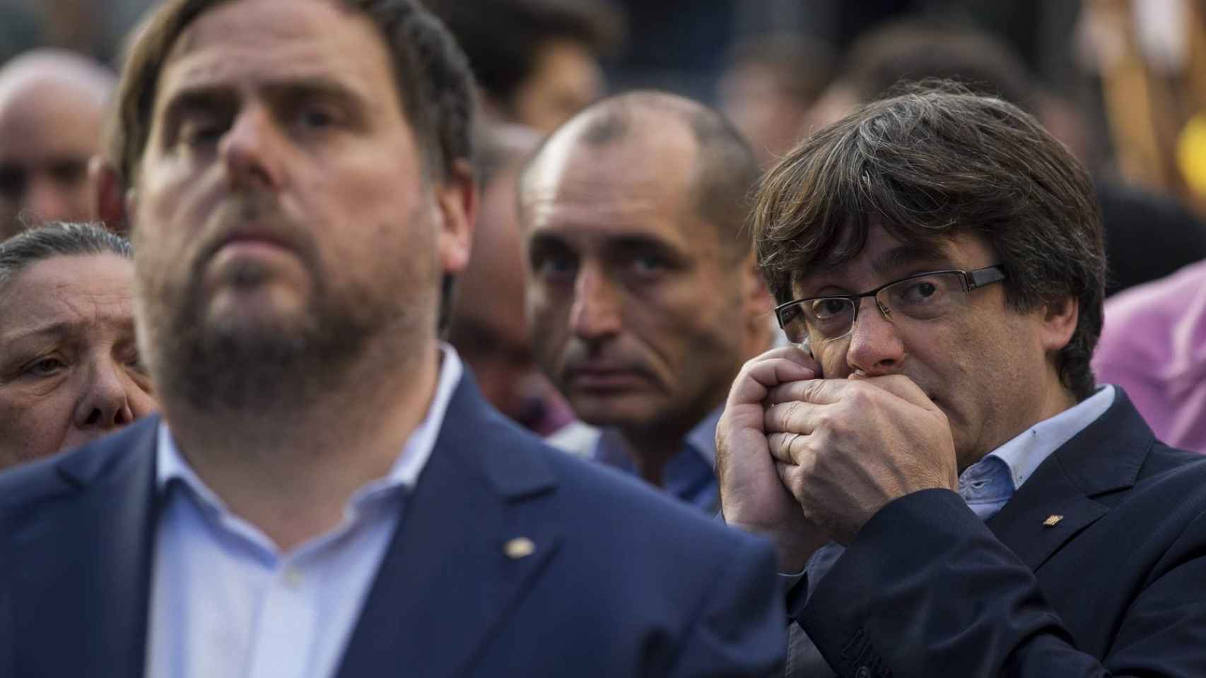 Oriol Junqueras delante de Carles Puigdemont, en una imagen de archivo / EFE