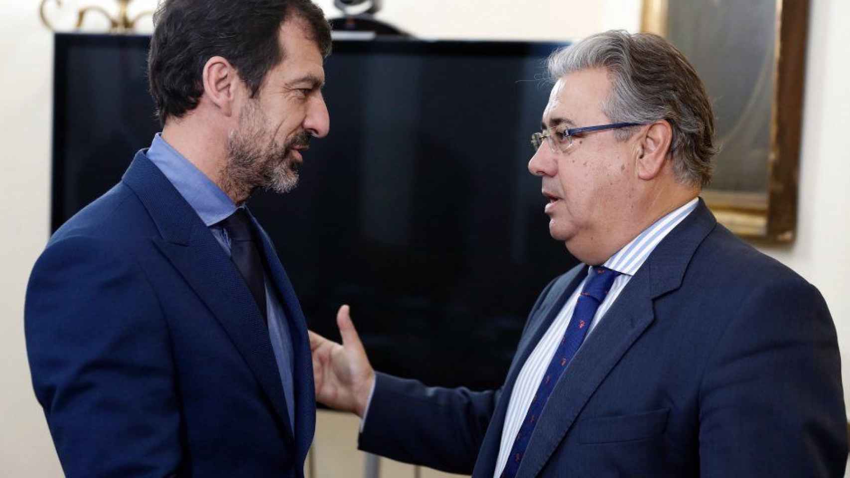 El mayor de los Mossos d'Esquadra, Ferran López, saluda al ministro de Interior, Juan Ignacio Zoido / EFE
