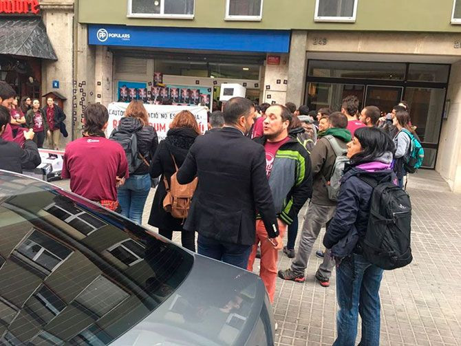 Anna Gabriel y David Fernández junto a los activistas de Arran en el ataque a la sede del PP / EP