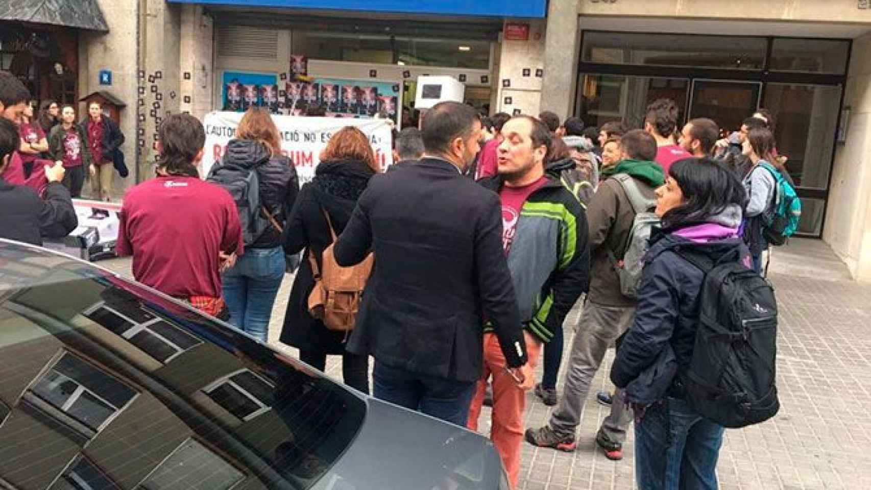 Anna Gabriel y David Fernández junto a los activistas de Arran en el ataque a la sede del PP / EP