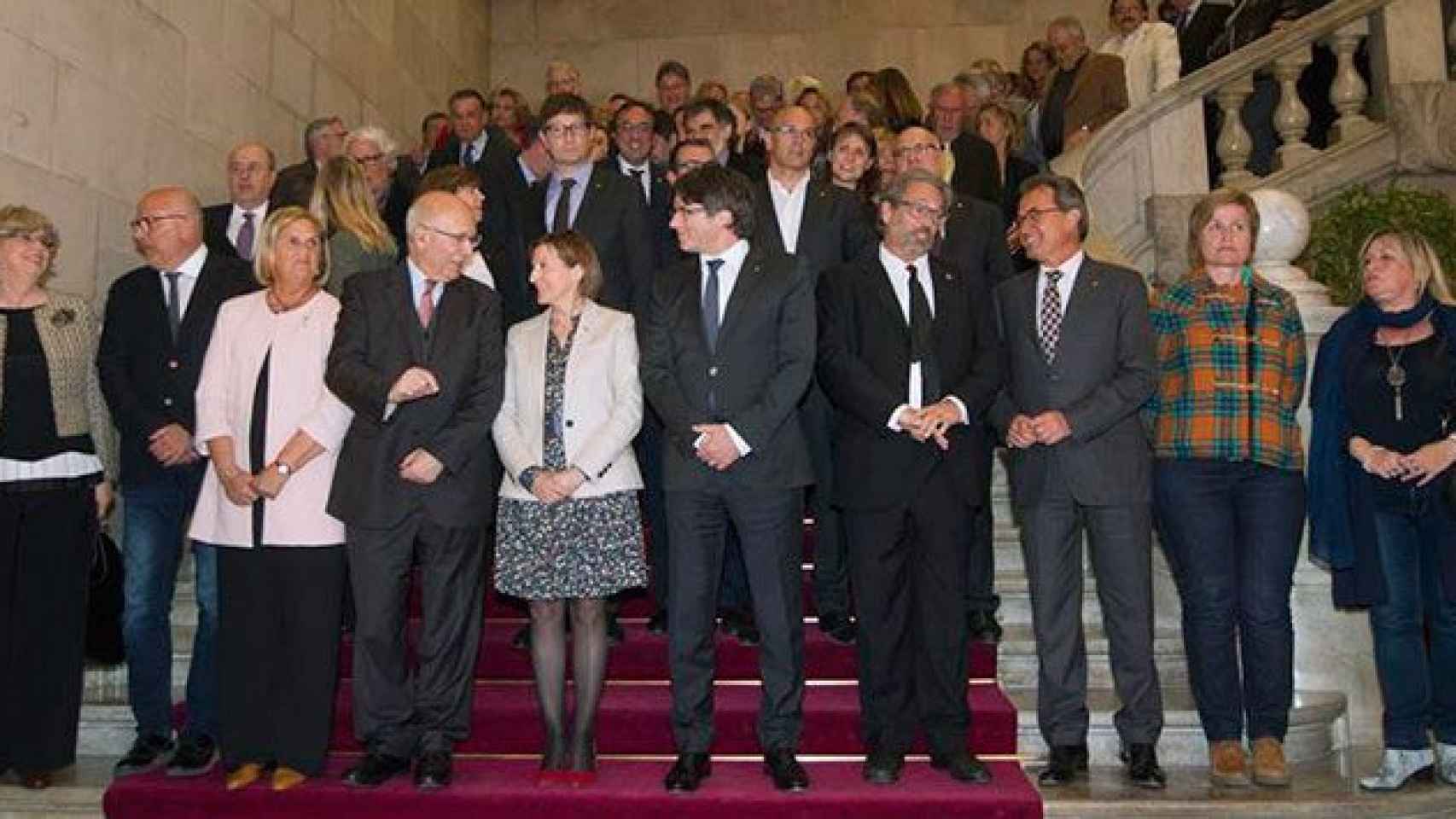 Forcadell y Puigdemont encabezan la foto de los participantes en el acto de apoyo a los miembros de la Mesa del Parlament / EFE
