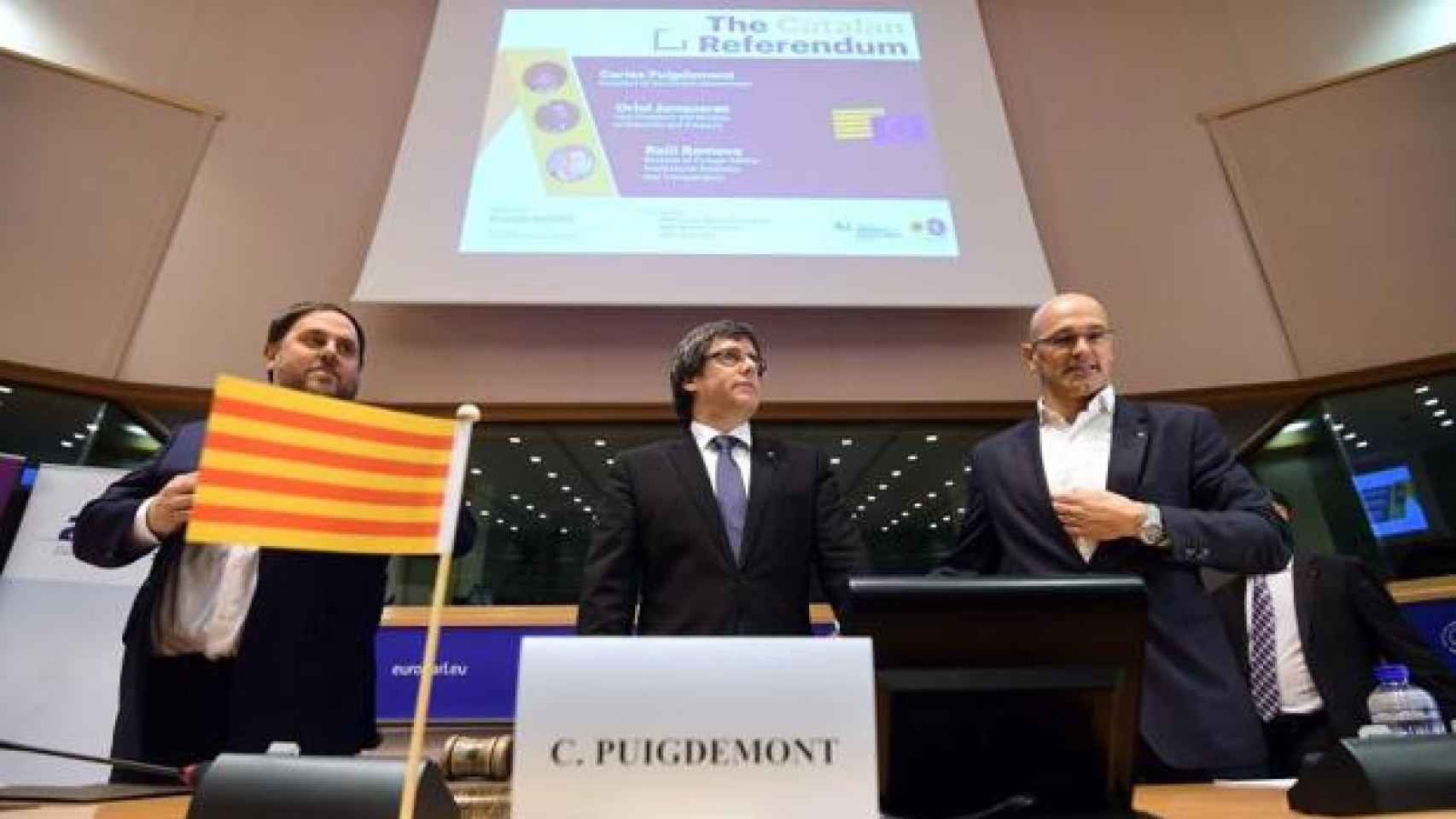 Oriol Junqueras, Carles Puigdemont y Raül Romeva (de izquierda a derecha), en la conferencia pronunciada en Bruselas en enero de 2017 / EFE