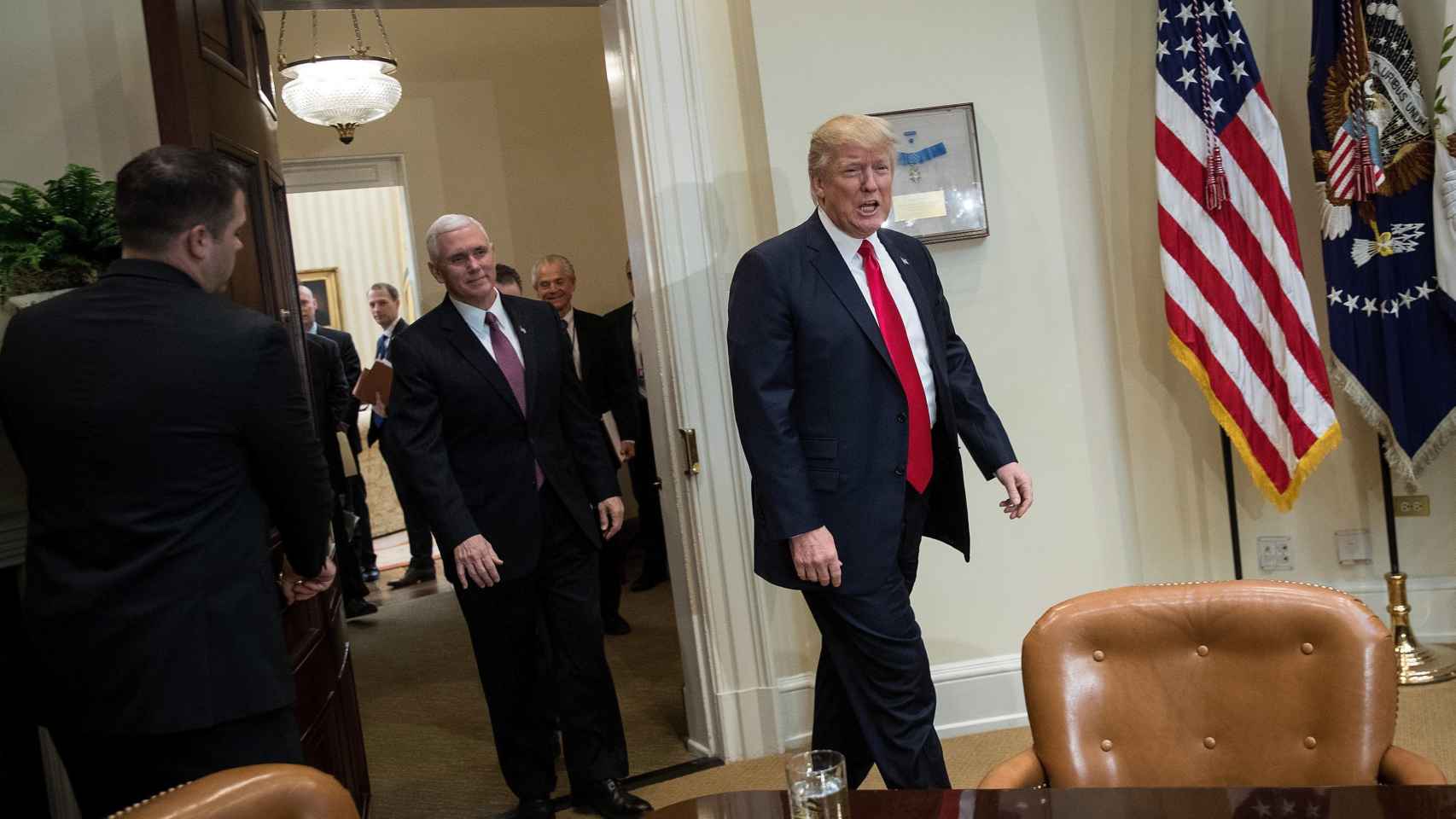 Donald Trump y el vicepresidente estadounidense, Mike Pence (i) en la reunión con senadores y congresistas en la Sala Roosevelt, en la Casa Blanca / EFE