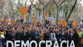 La presidenta del Parlamento catalán, Carme Forcadell, se dirige al TSJC junto a Mas, Junqueras y otros representantes independentistas / EFE