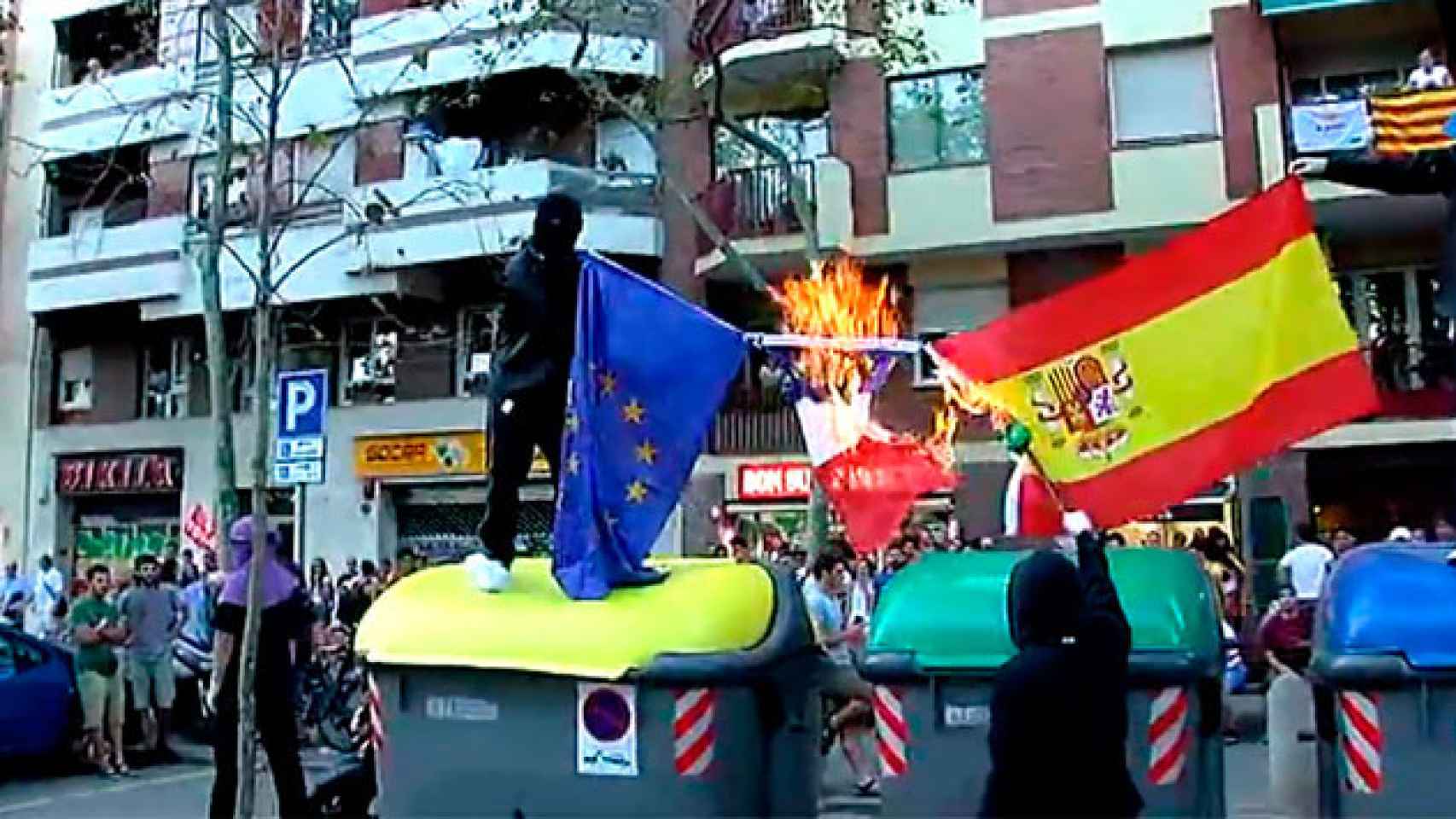 Quema de banderas en una manifestación independentista en Cataluña / EFE