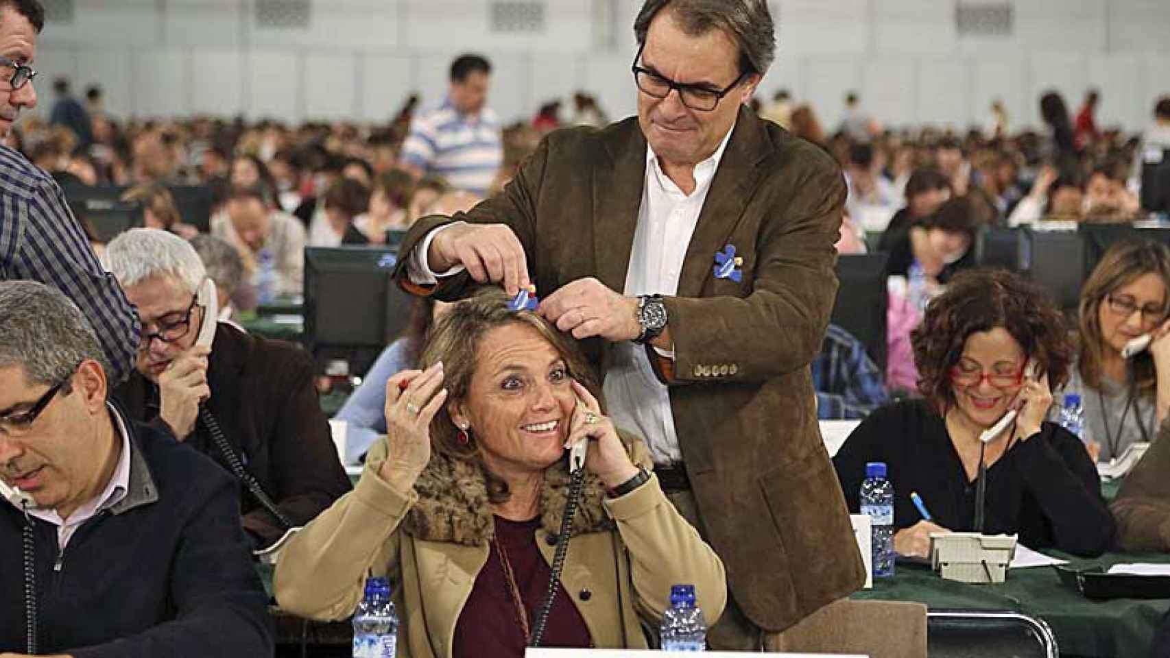 El presidente de la Generalitat, Artur Mas, y su esposa, Helena Rakosnik, bromean durante La Marató de TV3 / PRESIDENT.CAT