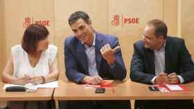 El secretario general del PSOE, Pedro Sánchez, junto a la presidenta, Micaela Navarro, y el secretario de Organización, César Luena, durante la reunión de la Ejecutiva y la dirección del grupo parlamentario. / EFE