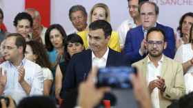 Pedro Sánchez y el resto de dirigentes del PSOE, en rueda de prensa la noche del 26J.