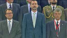 El presidente de la Generalitat, Artur Mas, junto al Rey Felipe VI y al presidente de la Federación Española de Fútbol, Ángel María Villar, en la Copa del Rey