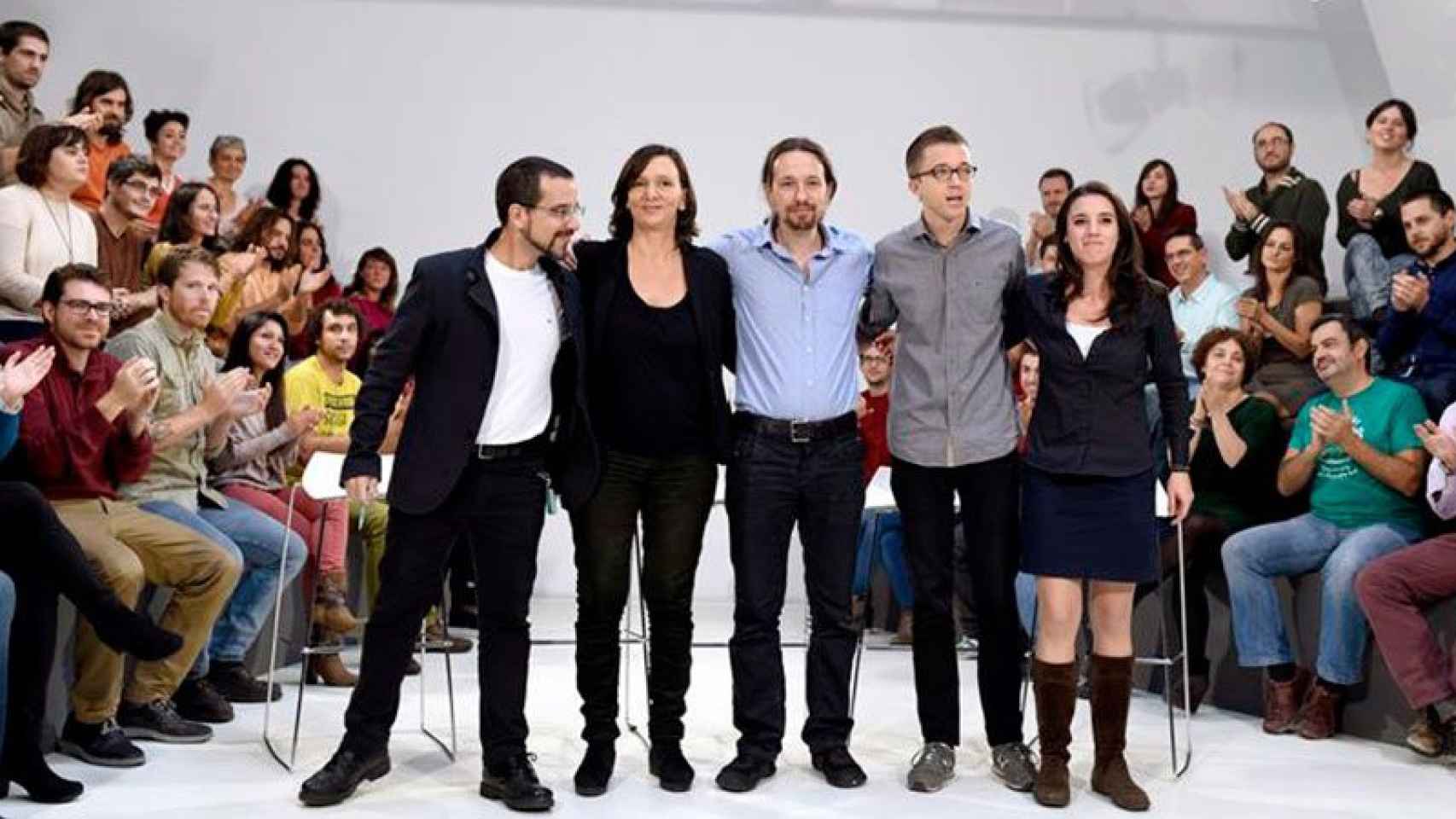 Pablo Iglesias rodeado del equipo de Podemos que dirigirá la campaña del 20D.