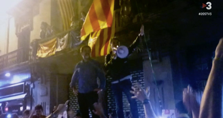 Jordi Sànchez y Jordi Cuixart se dirigen a los concentrados desde el techo del coche policial / TV3