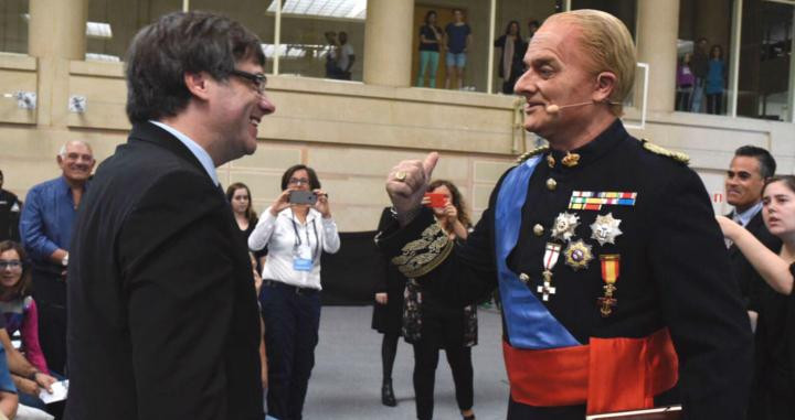 El expresidente catalán, Carles Puigdemont (i), junto a Toni Albà (d) disfrazado de Rey emérito / TWITTER