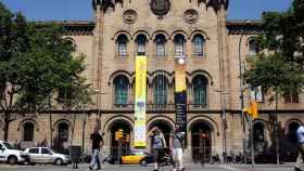 Fachada de la Universidad de Barcelona, donde un profesor, Mosso, pilla a un intruso llevándose dos portátiles / EP