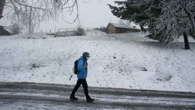 Una persona camina por un pueblo cubierto por la nieve - EP