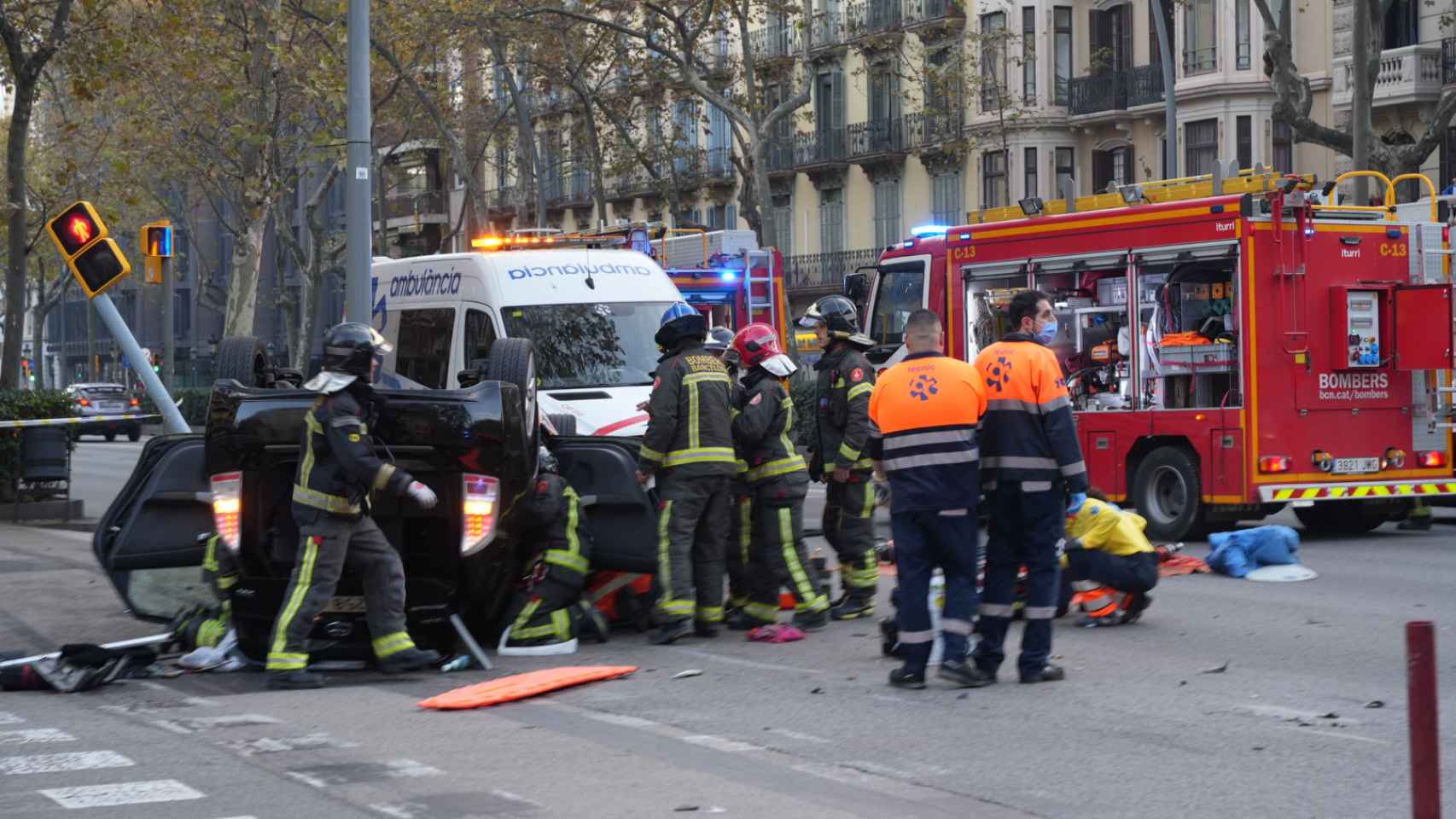 Accidente en la Gran Via de Barcelona: vuelca un coche tras un juego de adelantamientos / LUIS MIGUEL AÑÓN (CG)