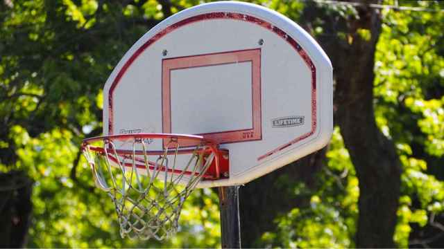 Tablero con canasta de baloncesto