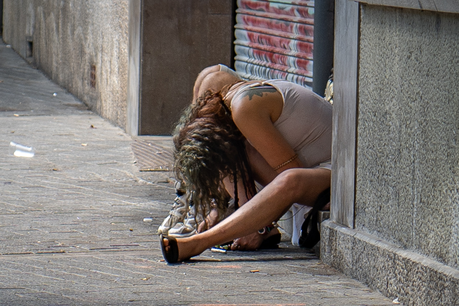 Una mujer consume heroína frente a la sala de venopunción de Drassanes  / LUIS MIGUEL AÑÓN (CG)