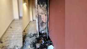 Estado en el que ha quedado el portal del edificio que han incendiado unos okupas en Mataró para adueñarse de la propiedad / CEDIDA