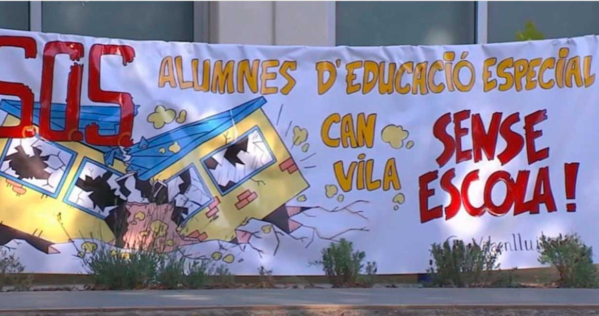 Las familias del centro de educación especial Can Vila exigen a Educación una solución tras quedarse sus hijos en la calle / CEDIDA