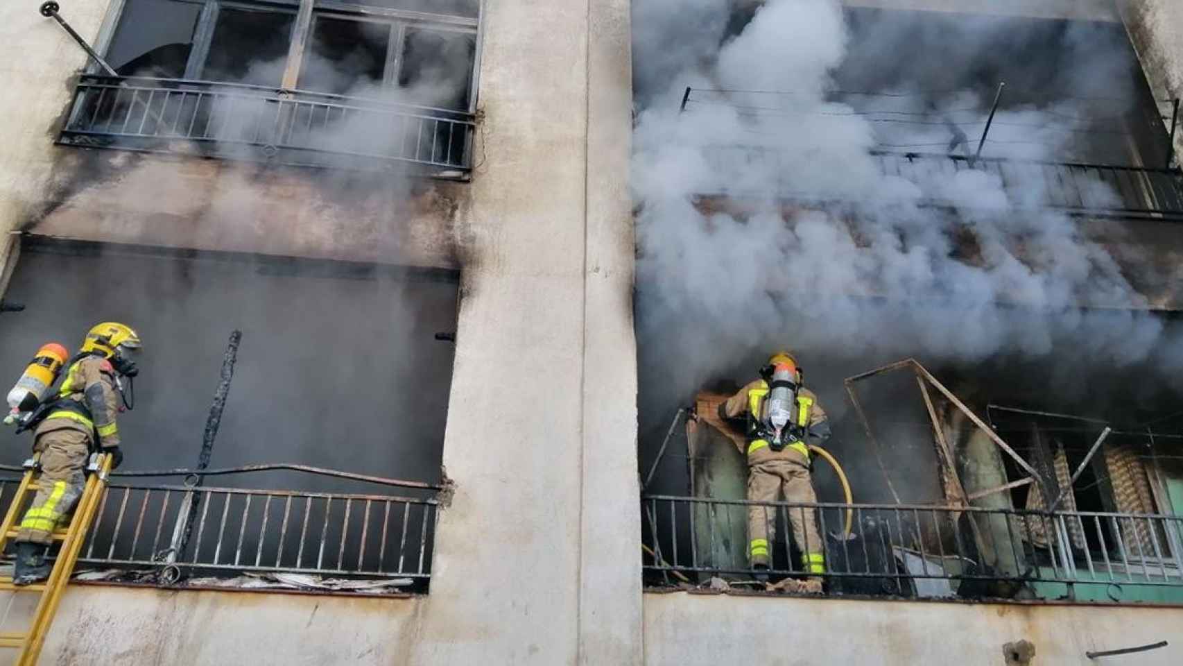 Bomberos de la Generalitat trabajan en un incendio / BOMBERS