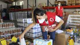Una voluntaria de Cruz Roja / CREU ROJA
