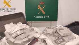 Maletas llenas de hachís interceptadas por la Guardia Civil en La Jonquera / GUARDIA CIVIL