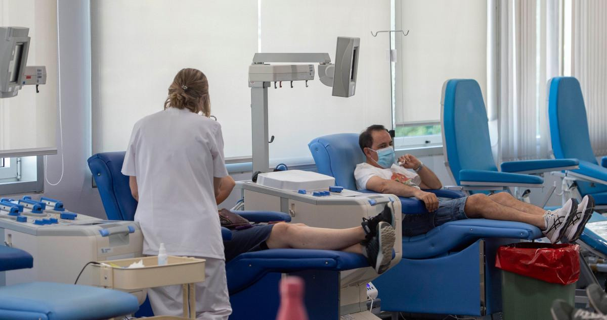 Varias personas se someten a una transfusión de sangre en un centro de salud / EP