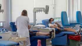 Varias personas se someten a una transfusión de sangre en un centro de salud / EP