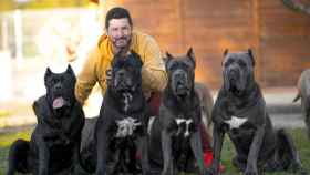 Juan Morato posa con sus perros de guardia cane corso / CORSO X-MAN
