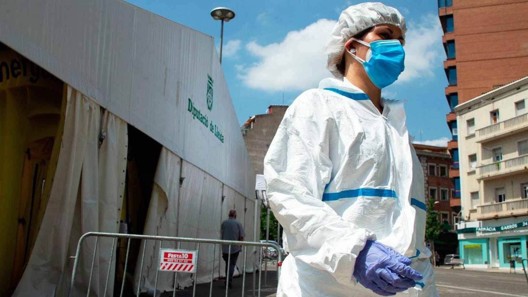 Imagen de un sanitario ante una carpa medicalizada en Lleida / EFE