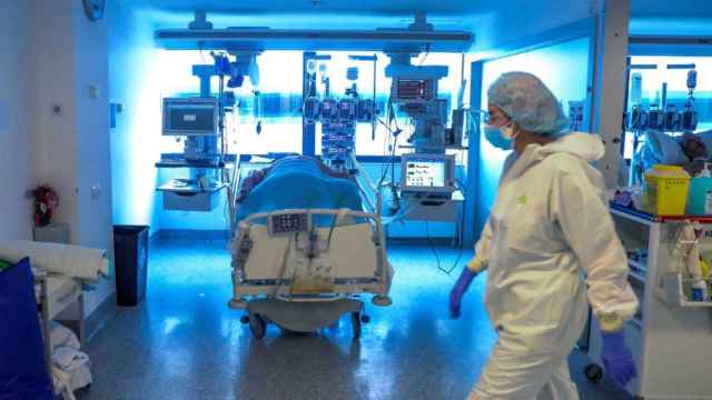 Unidad de Cuidados Intensivos (UCI) de un hospital durante la epidemia de coronavirus / EFE