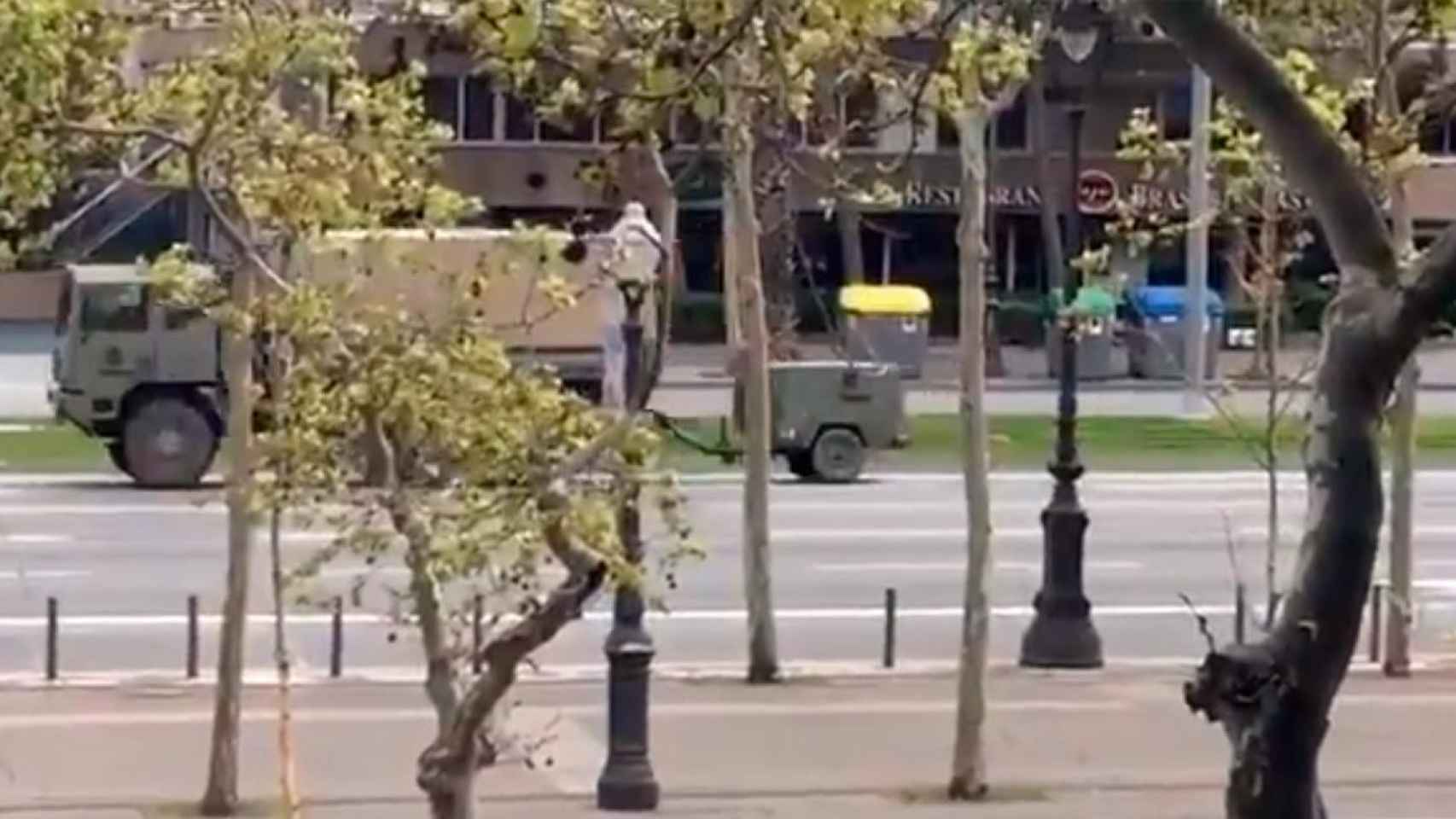 Un camión del Ejército por la Diagonal de Barcelona