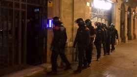 Agentes de Mossos realizan una entrada contra el tráfico de drogas en Barcelona / MOSSOS