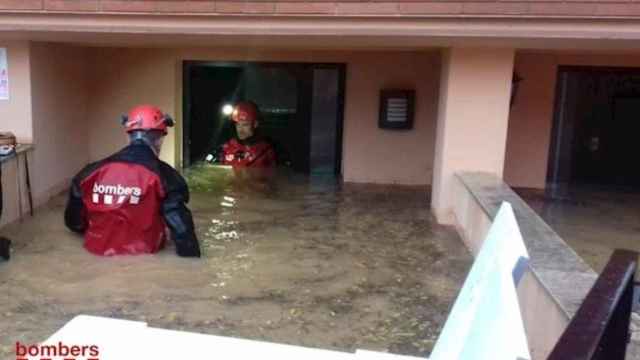 Imagen de los Bombers de las inundaciones en Vilatenim, en Girona, donde ahora se han hallado restos humanos / EP