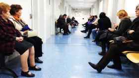 Imagen de un centro de atención primaria catalán con pacientes en la sala de espera / ICS
