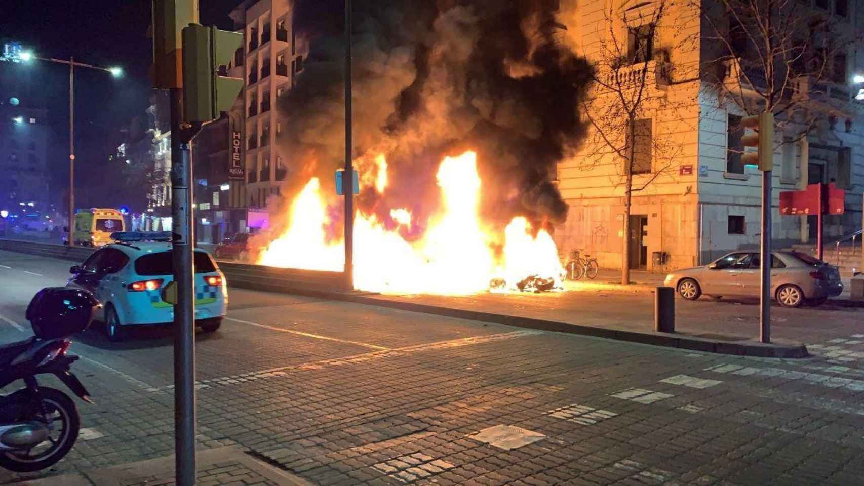 Barricada en llamas durante las protestas pro-Hasél en Lleida / EP