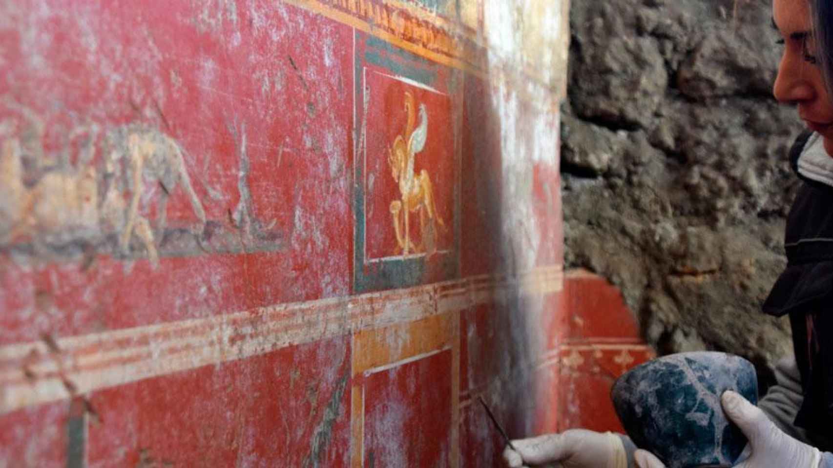 Arqueóloga en las ruinas de Pompeya / POMPEII SITES