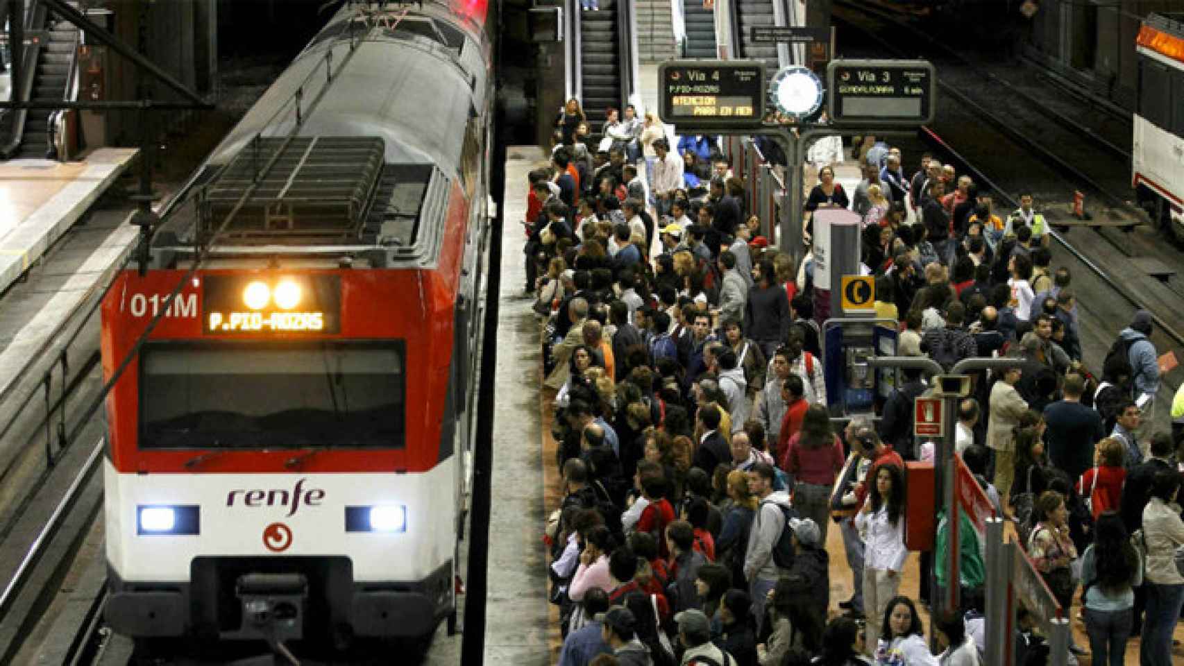 Cientos de viajeros esperando a un tren de Renfe en Madrid / EFE