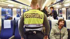 Imagen de un vigilante de seguridad a bordo de un vagón de un tren de Renfe / AG