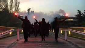 Imagen publicada por los estudiantes de la UAB, un grupo de personas con antorchas sobre un puente / TWITTER