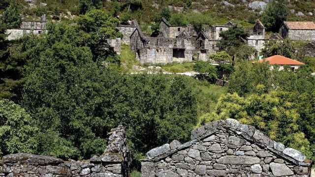 Salgueiros, una aldea de Orense deshabitada y puesta a la venta / EFE